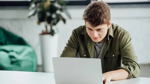 Belajar Online SMA atau Les Privat? Mana yang Lebih Efektif?