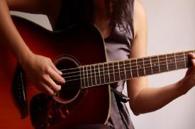 Tips Bermain Gitar Bagi Pemula Agar Cepat Bisa