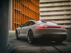 Dinamika Personalisasi Nilai Eksklusif dan Bagaimana Nilai Eksklusif Porsche Mempengaruhi Minat Pembeli Mewah di Era Modern